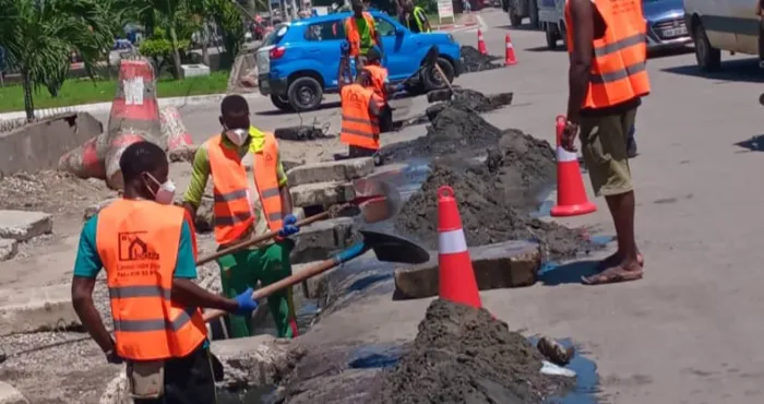 operations-de-nettoyage-et-de-curage-des-caniveaux-a-abidjan-le-ministre-bouake-fofana-concretise-la-vision-dun-abidjan-resilient-et-hygienique