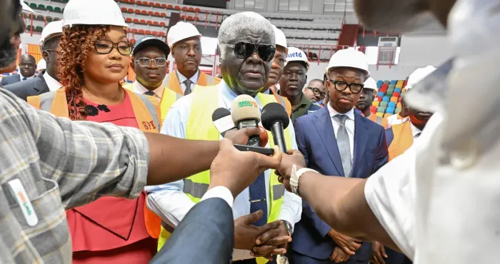 afrobasket-dames-2025-le-premier-ministre-beugre-mambe-senquiert-des-travaux-de-remise-en-etat-des-salles-de-jeu
