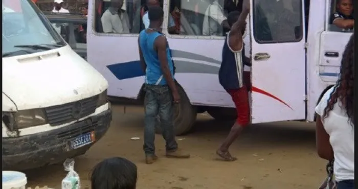 yopougon-un-apprenti-de-gbaka-bastonne-par-les-passagers-pour-confiscation-de-monnaie-et