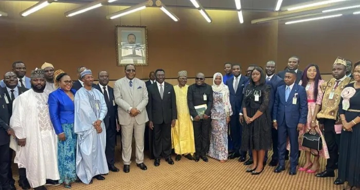a-92-ans-paul-biya-seduit-encore-la-jeunesse-des-jeunes-lui-offrent-40-millions-fcfa-pour-briguer-un-nouveau-mandat