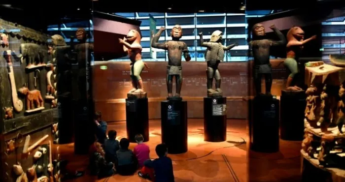 le-musee-du-quai-branly-fait-ses-adieux-aux-objets-dart-pilles-au-benin
