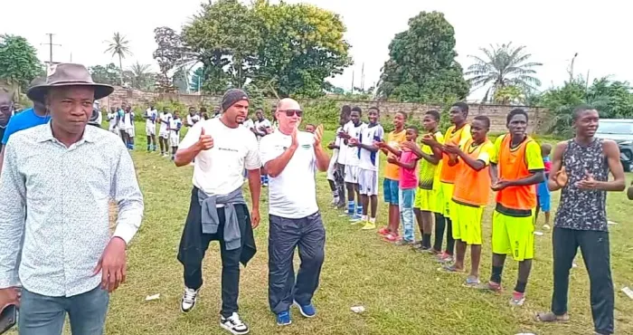 es-agboville-les-bresiliens-presentes-aux-supporteurs-du-club