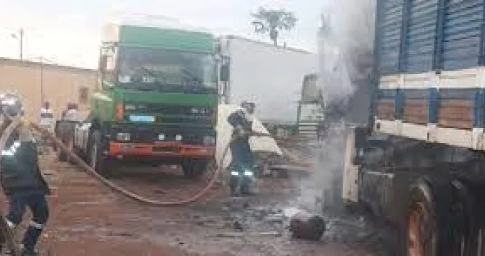 cote-divoire-un-tracteur-de-remorque-prend-feu-dans-un-garage-a-man