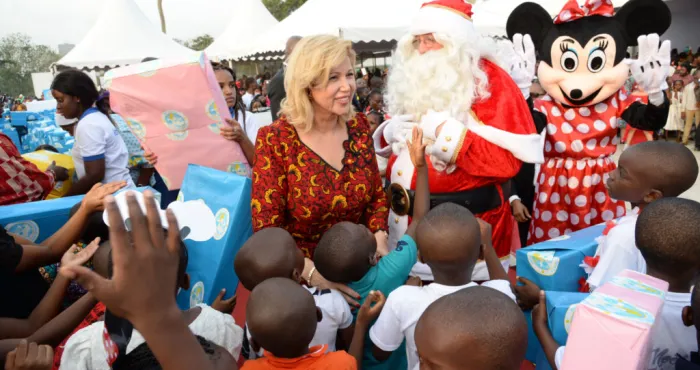 madame-dominique-ouattara-presidente-de-la-fondation-children-of-africa-chaque-enfant-quel-que-soit-le-milieu-social-dont-il-est-issu-devrait-vivre-des-moments-de-bonheur-pendant-les-fetes-de-noel