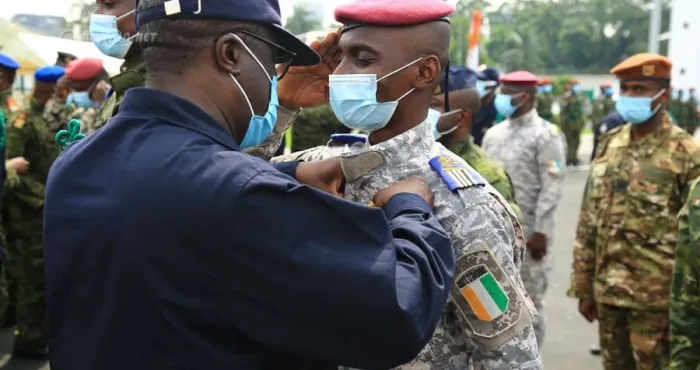 cote-divoire-2335-militaires-et-personnel-civil-des-forces-armees-de-cote-divoire-decores