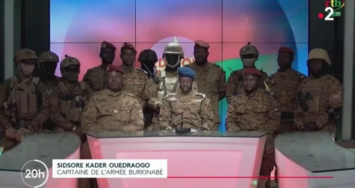burkina-faso-les-militaires-suspendent-la-constitution
