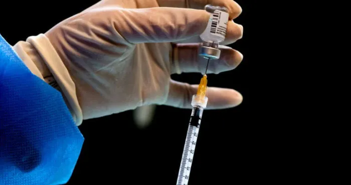 covid-19-une-italienne-recoit-par-erreur-six-doses-du-vaccin-pfizer