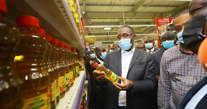 economie-lutte-contre-la-vie-chere-une-delegation-ministerielle-visite-des-commercants-et-industriels
