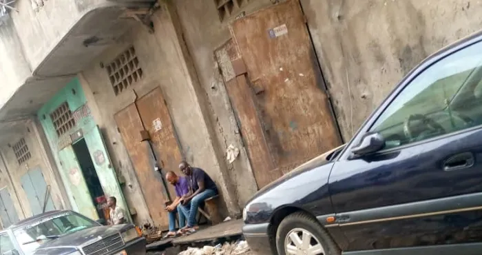 reportage-apres-leur-deguerpissement-sous-haute-tension-dans-la-galere-des-ferrailleurs-de-la-casse-dabobo