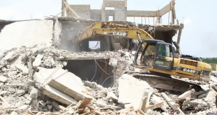 cote-divoire-lavenir-constructions-anarchiques-le-service-de-la-brigade-dinvestigation-et-du-controle-urbain-poursuit-la-serie-de-demolitions-de-batiments-a-bingerville