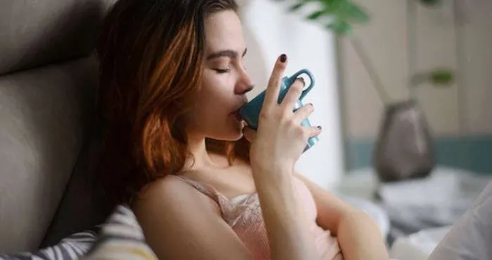 cette-boisson-que-90-des-francais-boivent-accelere-la-pousse-des-cheveux
