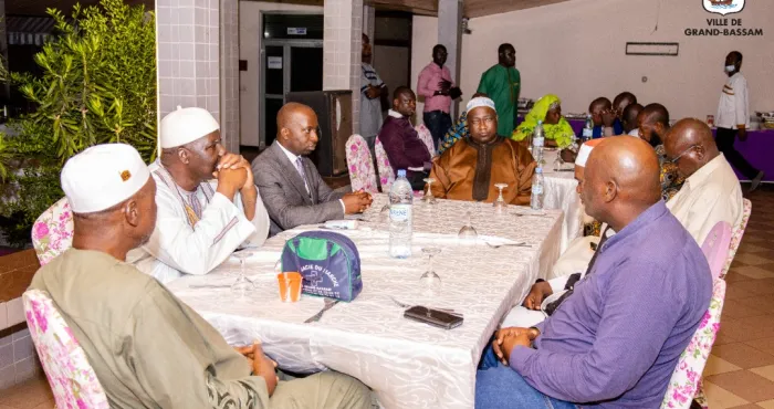 ramadan-2022-le-maire-jean-louis-moulot-offre-une-rupture-collective-de-jeune-aux-imams-de-grand-bassam