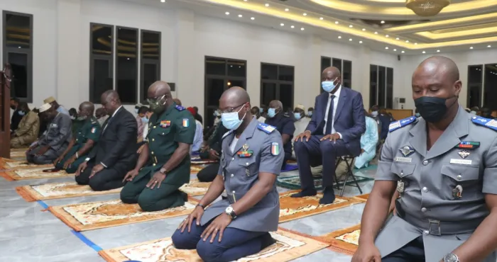 jeune-musulman-tene-birahima-ouattara-et-les-gendarmes-prient-pour-la-paix