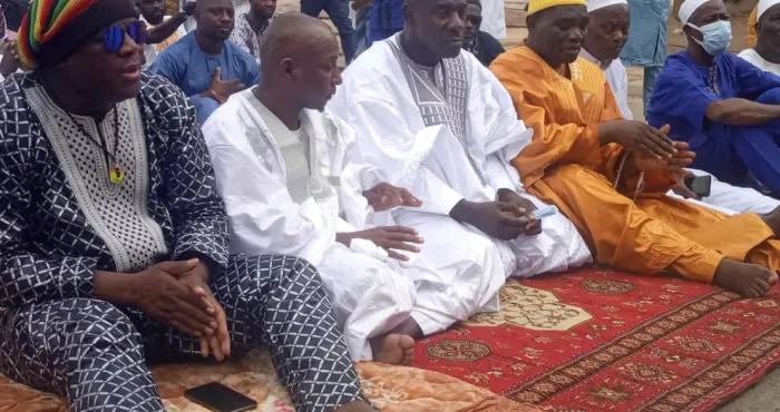 cote-divoire-ramadan-2022-les-fideles-musulmans-de-la-mosquee-nour-islam-dans-la-commune-de-yopougon-reunis-en-grand-nombre-pour-la-priere-du-ramadan