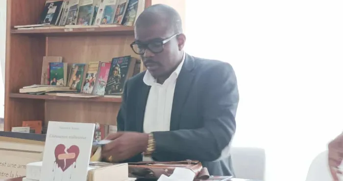 cote-divoire-sila-2022-lecrivain-edmond-kouassi-partage-ses-malheureuses-amours-avec-des-eleves