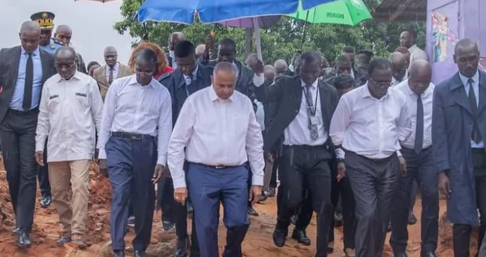 pluie-torrentielle-a-abidjan-le-premier-ministre-patrick-achi-sest-rendu-au-quartier-mossikro-pour-passer-un-message-aux-populations-des-quartiers-a-risques