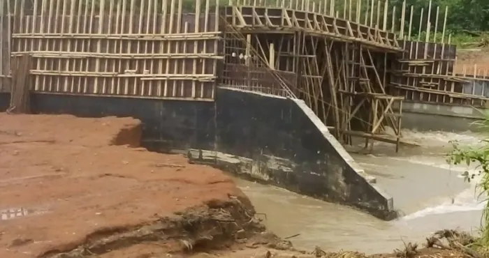 cote-divoire-affaissement-dun-pont-en-cours-de-construction-sur-la-piste-dacces-a-arikokaha