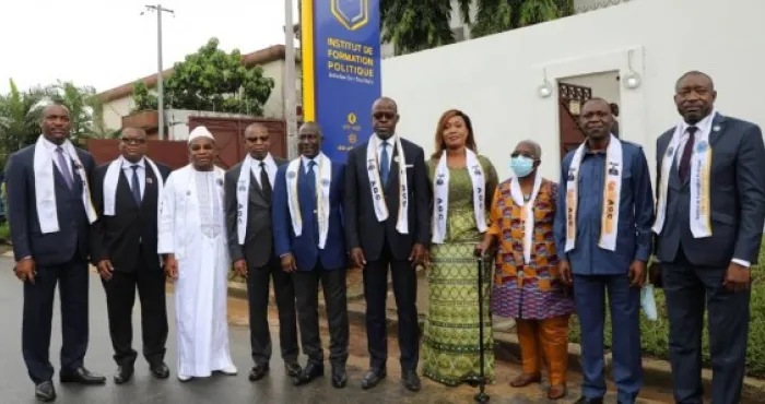 institut-de-formation-politique-agc-94-auditeurs-recoivent-leurs-parchemins