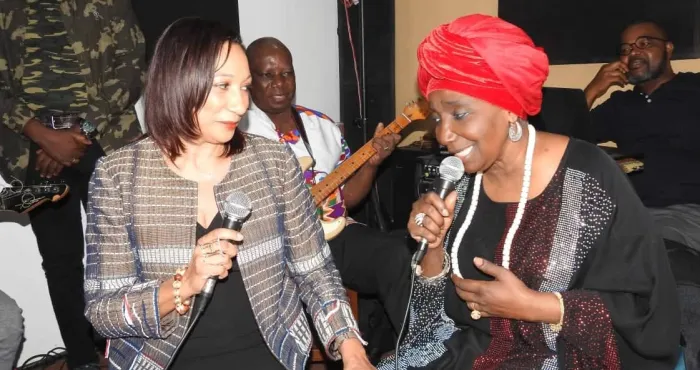 la-ministre-francoise-remarck-apporte-le-soutien-du-gouvernement-a-aicha-kone-avant-son-concert