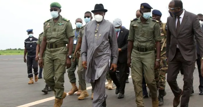mali-ce-que-le-chef-de-la-junte-a-confie-au-mediateur-de-la-cedeao-goodluck-jonathan-sur-les-raisons-de-sa-colere