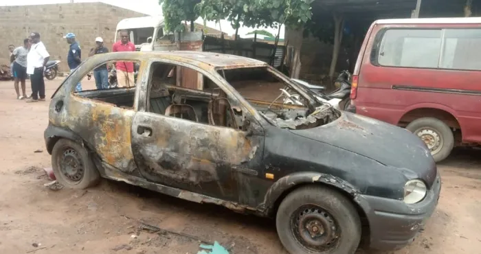 bouna-5-vehicules-en-feu-dont-celui-dun-agent-de-la-justice