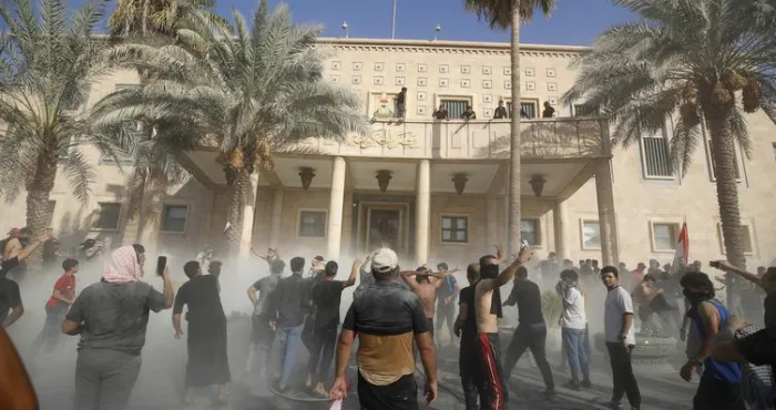 crise-politique-en-irak-les-partisans-de-moqtada-al-sadr-commencent-a-quitter-la-zone-verte-de-bagdad-apres-lappel-du-leader-chiite