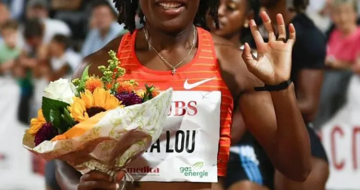 gala-du-chateau-marie-josee-ta-lou-sur-la-haute-marche-du-podium