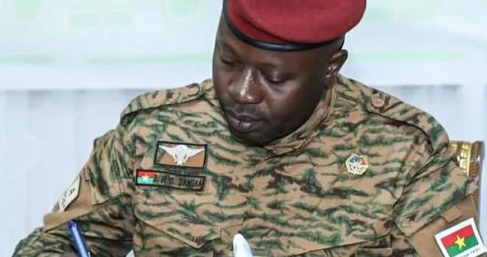burkina-faso-sous-la-pression-de-la-rue-damiba-renonce-au-pouvoir