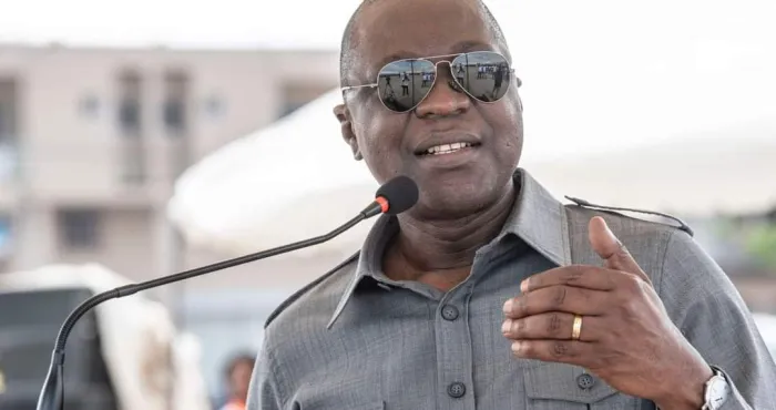 construction-de-latrines-et-equipements-en-mobiliers-le-ministre-amadou-kone-simplique-dans-leducation-a-bouake