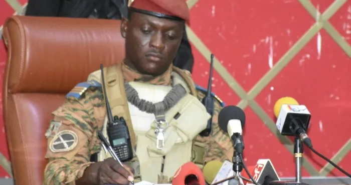 burkina-faso-apres-son-putsch-ibrahim-traore-devient-officiellement-president