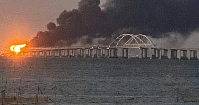 conflit-russie-ukraine-une-voiture-piegee-explose-sur-le-pont-de-la-crimee