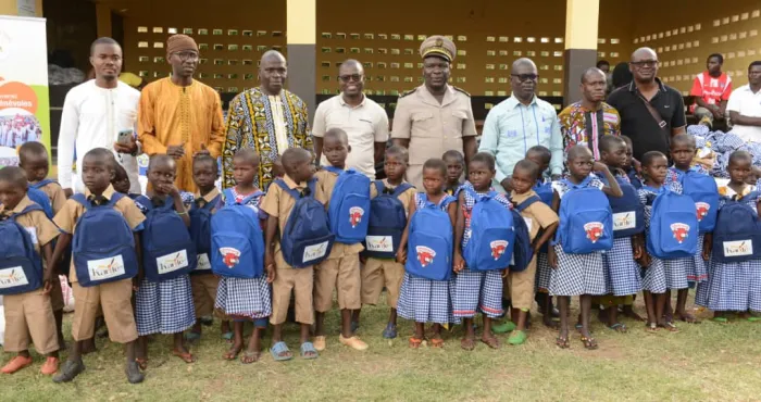 korhogo-remise-de-kits-scolaires-la-fondation-tchepe-gate-500-eleves-de-ponvogo