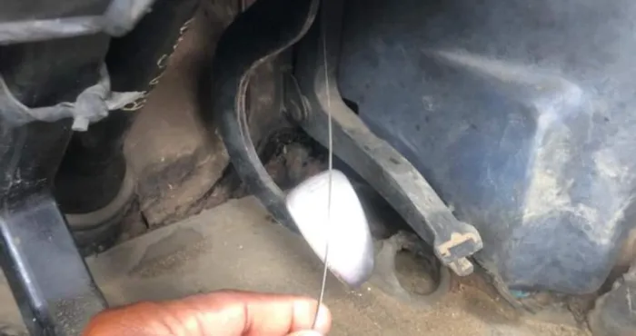 incivisme-le-vehicule-roulant-avec-un-cable-a-la-place-de-laccelerateur-intercepte-a-yopougon