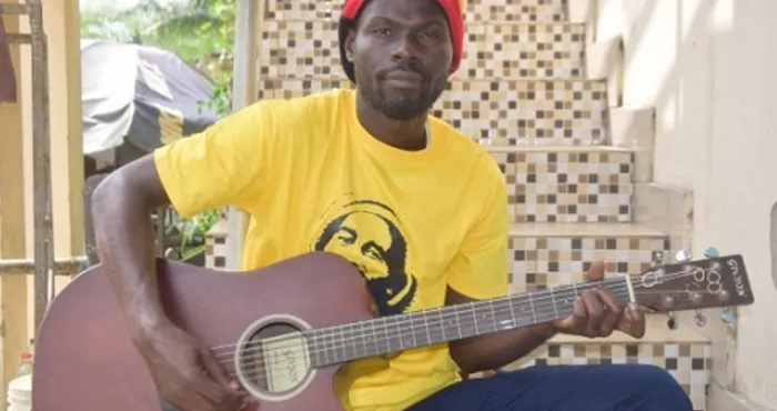 portrait-mnedje-de-morie-artiste-chanteur-le-comptable-chanteur-qui-se-bat-contre-les-assassinats-et-les-emprisonnements-de-journalistes