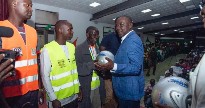 cote-divoire-securite-routiere-distribution-gratuite-de-600-casques-a-bouake