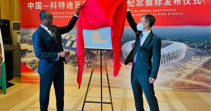 40-ans-de-cooperation-ivoiro-chinoise-lambassadeur-de-chine-devoile-le-logo-des-festivites