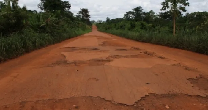 reportage-infrastructures-routieres-eau-potable-kossou-dans-labandon