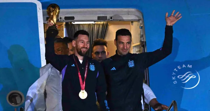 coupe-du-monde-2022-les-champions-du-monde-argentins-accueillis-par-une-foule-immense