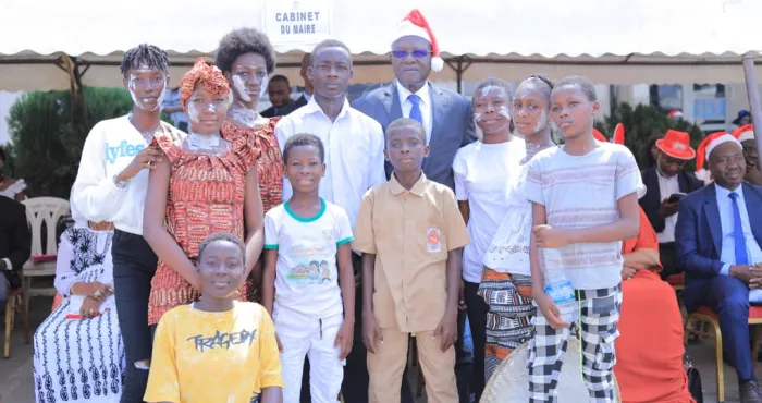 yopougon-fete-de-noel-le-maire-gilbert-kafana-kone-comble-plus-de-5000-enfants