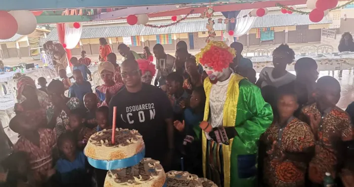 orphelinat-de-bingerville-frederic-konan-offre-un-repas-de-noel-a-250-enfants