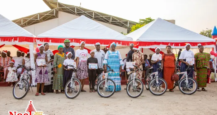 noel-de-lexcellence-a-bouake-69-tableaux-dhonneurs-decernes-aux-meilleurs-eleves-et-3000-cadeaux-offerts-par-amadou-kone-edition-2022