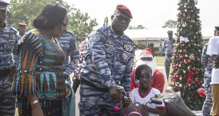 cote-divoire-gendarmerie-nationale-le-general-de-corps-darmee-toure-alexandre-apalo-donne-le-sourire-a-plus-de-1000-enfants-de-gendarmes