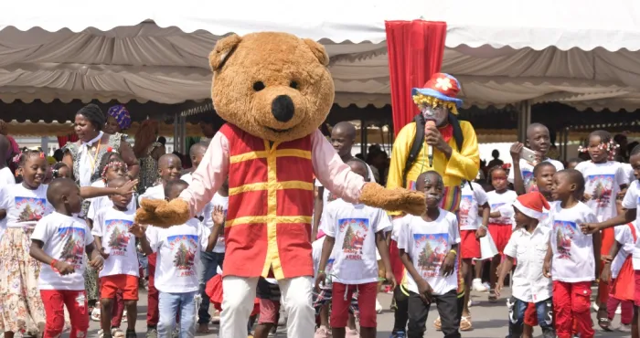 arbre-de-noel-a-letat-major-general-des-armees-mme-fatimata-sy-doumbia-comble-3000-enfants