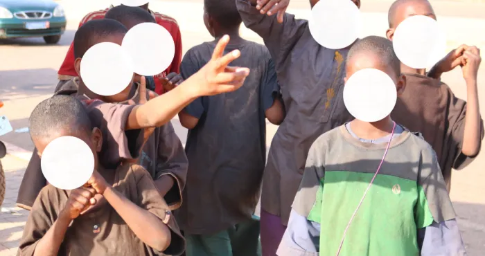 reportage-mendicite-dans-la-galere-des-enfants-talibes-de-ferke