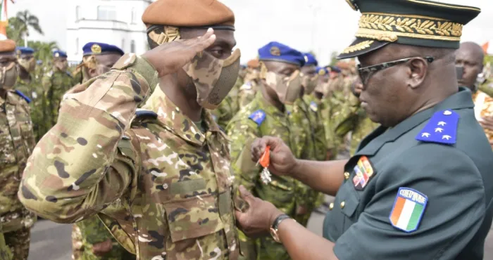 apres-leur-retour-du-mali-les-49-soldats-et-800-autres-decores-par-la-republique