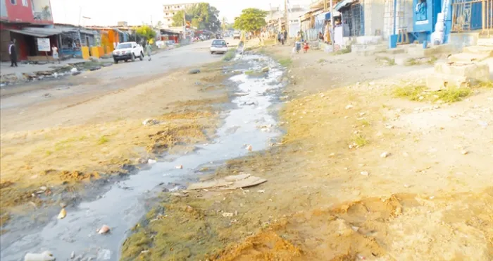carton-rouge-stop-a-lecoulement-des-eaux-usees-dans-les-rues-dabidjan
