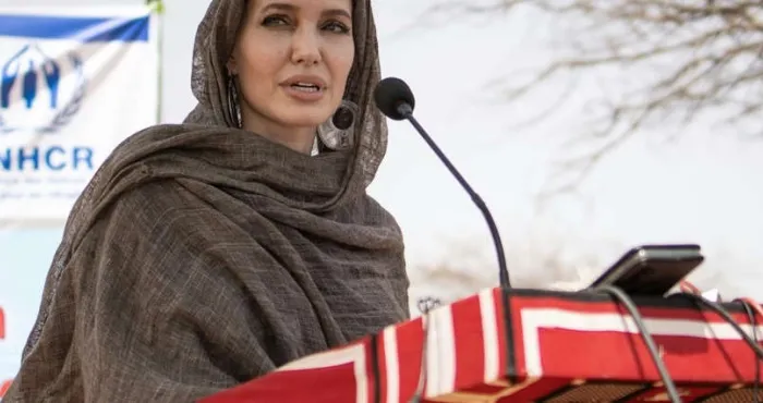 lactrice-americaine-angelina-jolie-soutient-des-refugies-maliens-au-burkina