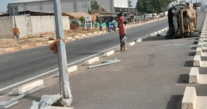 niakara-un-vehicule-termine-sa-course-dans-un-poteau-electrique