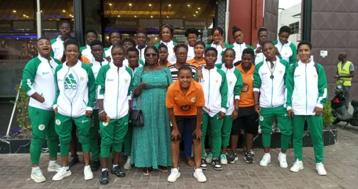 football-feminin-jif-mme-abdul-fatai-honore-les-joueuses-de-lathletico-fc