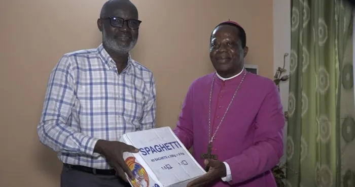 agboville-pierre-dimba-fait-des-dons-a-la-communaute-catholique